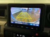 リバースギアに入れるだけで後方の表示へ切り替わります。夜間や雨の日の駐車も楽になりますよ。