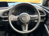 インテリアに合わせたデザインのステアリングは、運転される方のことも考え、運転しやすい形状、大きさです。是非一度、実際に触ってお確かめください。