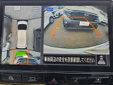 アラウンドビューモニター。上空から見下ろしているような映像で、スムースな駐車をサポートします。