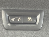 ●電動リアゲート:ワンタッチでリアゲートの開閉ができ、荷物などで両手が塞がっている状態でも簡単に開閉ができる便利機能です。