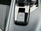 電動パーキングブレーキは、従来の足踏み式に比べ、しっかりと車をホールドしてくれるので安心です。女性の方には特に安心いただける装備です