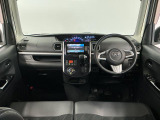 【インパネ】運転のしやすさを最優先に設計された見晴らしの良いフロントビュー。車両間隔が掴みやすく狭い道でも安心♪「安全」と「品質」を最優先に、安心してお乗りいただけるクルマを提供いたします。