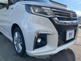 【LEDヘッドライト】悪天候や夜間走行時も良好な視界を確保し安心して運転できる高輝度LEDヘッドライトを装備!点灯速度が早く、消費電力も抑えられています。