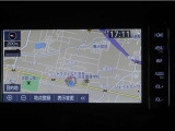 ナビ付きで、遠出や初めての道も安心。道に迷う心配が少なく、同乗者との会話や運転に集中出来ます。ご家族でのお出かけにも心強いポイントです。