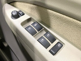 【電動格納ミラー】サイドミラーは電動格納式となっており、狭い駐車場でもキズがつくリスクを抑えられます。