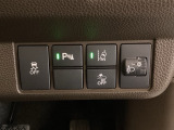 ハンドルの右側にはヘットライトリベライザーとHondaセンシング用のメインスイッチがついています。ヘッドライトリベライザーは道路状況や積荷の加重に応じてライトの高さを調節できます。