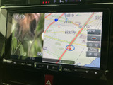 高精細な画面で、運転をサポートするナビゲーションシステム。オーディオ機能も充実しており、快適なドライブを演出します。