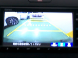 バックカメラの画像です。ガイドラインがスムースな車庫入れをサポートいたします。車庫入れの安心感がアップしますね。