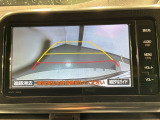 リバースギアに入れるだけで後方の表示へ切り替わります。夜間や雨の日の駐車も楽になりますよ。