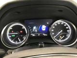 とっても見やすいメーターです。夜間時はラグジュアリーな気分にさせてくれる照明が魅力ですので、夜のドライブも楽しみになりますよ♪