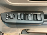 電動格納式リモコンドアミラーと、パワーウィンドウスイッチ等は運転席ドアにあります。