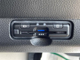 【ETC】有料道路を利用する際に料金所で停止することなく通過できる、ETC車載器(ノンストップ自動料金収受システム機器)が装備されています。セットアップを行うことで利用可能になります。