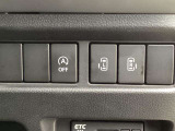 両側電動スライドドアのスイッチがあります。運転席に座ったままスライドドアの操作ができます。