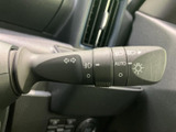 操作しやすいウインカーレバーで、安全な車線変更をサポートします。ライトの操作もスムーズに行えます。