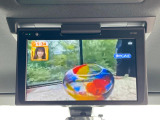 【フリップダウンモニター】大画面モニターで後席でもエンタメをお楽しみいただけます。小さなお子様にも大人気の装備です♪