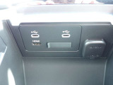 ◆USB接続◆USBメモリーに保存した音楽データを、ナビのオーディオ機能で再生できます。音楽データに曲名やファイル名が付加されていれば、ナビ画面に表示。タッチパネルで選曲などの操作が簡単に行えます。◆