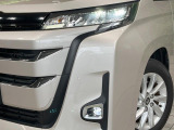 【LEDヘッドライト】悪天候や夜間走行時も良好な視界を確保し安心して運転できる高輝度LEDヘッドライトを装備!点灯速度が早く、消費電力も抑えられています。