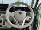 握りやすいステアリングは、運転の楽しさを高めます。操作性にも優れ、スムーズなドライビングをサポート。快適な運転体験を。
