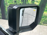 【ブラインドスポットモニター】走行中、ドアミラーの死角になりやすい箇所に後続車が接近するとサイドミラーのレンズに警告を表示!ドライバーに注意喚起をしてくれます。
