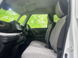 運転席からの視界は広く、運転操作もスムーズに行えます。安全運転をサポートする機能も充実しています。