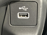 スマートフォン等の充電に便利なUSBポートが搭載されています。長距離ドライブや移動時間中のバッテリー切れの心配を軽減し、快適なドライブをサポートします。