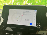 鮮明な地図表示で、目的地までの道順をスムーズに確認できます。交通情報もリアルタイムで表示されるので、渋滞を避けたルート選択も可能です。