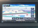 鮮明な地図表示で、運転に集中できます。渋滞情報もリアルタイムで確認でき、スムーズな移動をサポート。長距離ドライブも安心です。