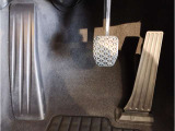 【ペダル】BMWはオルガン式アクセルペダルを採用しています。踏み込む足とペダルが同じ軌跡を描くため、かかとがずれにくく、アクセルコントロールがよりしやすくなるメリットがあります。