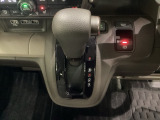 CVT車のセレクトレバーです。低速から高速まで、変速ショックのないスムーズな走りと、エンジン効率のよい領域を維持して燃費にも貢献します。サイドブレーキはスイッチ操作の電子制御パーキングブレーキです。