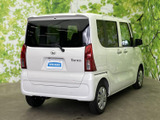 後ろ姿もスタイリッシュに。ボディラインが際立ち、都会での運転もスマートにこなせるでしょう。荷物の積み下ろしもスムーズです。