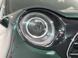 LEDヘッドライトは、点灯の瞬間から最大光量を発揮し、突然暗くなるトンネルなどでの安定感を高めます。
