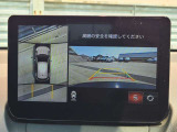 狭い道でのすれ違いや、駐車が苦手な方も安心の360&deg;ビューモニター。前後左右4つのカメラ映像を合成し、上から見下ろしたような映像をモニターに投影。車載の障害物センサーと合わせて、周囲の見通しを高めます