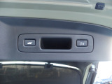 ハンズフリーアクセスパワーテールゲート。スマートキーを携帯していれば、車の下に足をかざせばテールゲートを開けることが可能。予約クローズボタンを押して車から離れるだけで閉めることも可能です。