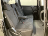 2列目シートは背もたれの角度調節ができるベンチシートになっております。長距離運転になってもゆったりとできるように、アームレストがついてます。