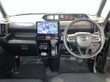 運転席周りのレイアウトをご覧ください。ナビゲーションが綺麗に装着されすっきり収まってますね!