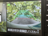 後方確認をサポートするモニター画面。狭い道や駐車時にも安全性を高めます。