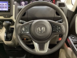 ハンドルにHondaセンシング系のクルーズコントロールやレーンキープアシストなどのスイッチと、オーディオの操作スイッチが装備されています。ハンドルから手を離さず安全に操作できます。