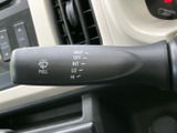 雨の日も安心。ワイパーの操作は、視界を確保し安全運転をサポートします。雨量に合わせて調整でき、クリアな視界を保ちますよ。