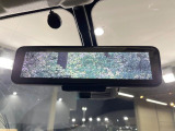 【インテリジェントルームミラー】後席の大きな荷物や同乗者で後方が確認しづらい時でも安心!カメラが撮影した車両後方の映像をルームミラー内に表示。クリアな視界で状況の確認が可能です!