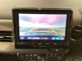 【バックカメラ】運転が苦手な方も車庫入れラクラクです!ギアをリバースに入れれば自動的に切り換わりますので、面倒な操作は不要です♪狭い駐車場もお車を傷つけず安心ですね!
