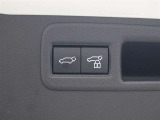 ハンズフリーパワーバックド(挟み込み防止機能・停止位置メモリー機能付)が装備されています。スマートキーを携帯していれば、リヤバンパーの下に足を出し入れするだけでバックドアが自動開閉します。