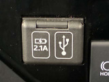 こちらのクルマはUSB接続コネクタも装備されています♪スマホの充電などにお使い下さい。ご旅行中での充電切れも、これなら心配いりませんね!