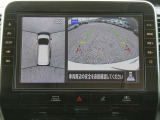 全周囲カメラで、クルマを上空から見下ろしているかのような映像を映し出します。周囲の状況がひと目でわかります!