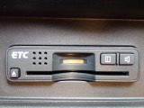 ■【ETC車載器】が装備されています。セットアップをしてお渡しとなり、ETCカードを差し込むだけで高速道路の利用が可能です。
