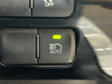 【オートマチックハイビーム】フロントガラスに置かれるカメラを使って対向車や先行車を検知し、オンにしておけばロービームとハイビームを状況に応じて切り替えてくれます♪