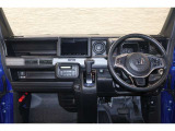 操作性に優れた運転席となります!小物入れや各ボタンの配置にこだわり、使いやすいです!座り心地もよく視認性も良好なのでロングドライブもお任せ下さい!