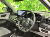 運転席からの視界は広く、操作性も抜群。快適なドライビングをサポートする機能的な空間設計です。