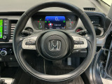運転にかかわる様々な操作を安全に行えるように視点移動が少なく操作性に配慮されたスイッチ類が凝縮されたコクピットです。