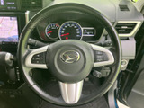 握りやすいステアリング形状で、快適な運転操作をサポート。オーディオやハンズフリー通話の操作も可能です。
