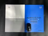 スマートキーは鍵をバッグに入れたままでもドアロックの開閉やエンジンのON・OFFができます。夜間や雨の日も鍵を探さなくて良いので便利です。